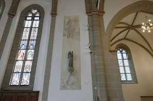 Malerischer Spiegel an der gotischen Madonna in St. Crescentius (Foto: Karl-Franz Thiede)